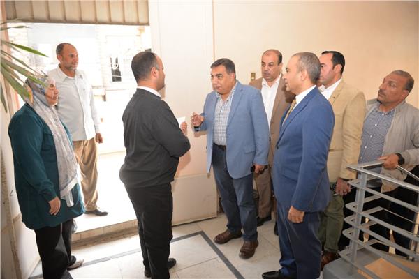 اللواء طارق مرزوق محافظ الدقهلية خلال الجولة 