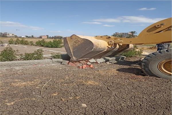 إزالة التعديات المخالفة على الأراضي الزراعية