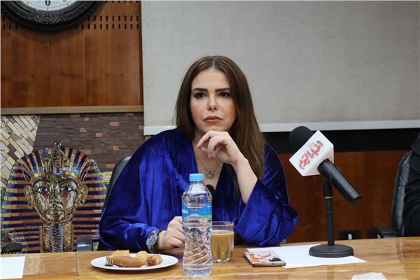دنيا عبد العزيز 