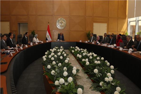وزير الكهرباء خلال الاجتماع