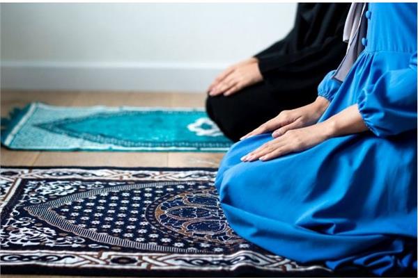 صورة أرشيفية  صلاة المرأة في البيت 