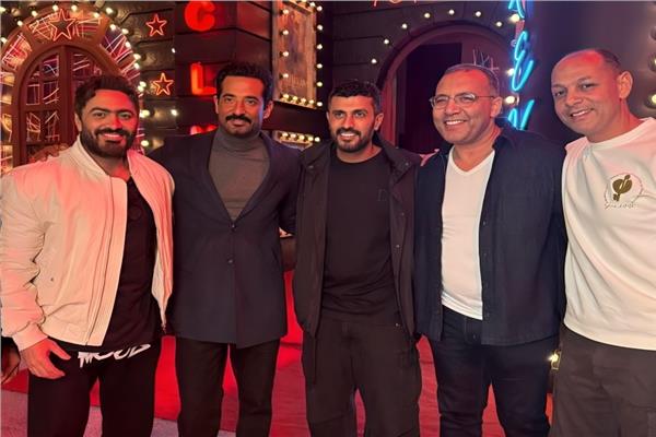 تامر حسني مع صناع مسلسل سيد الناس