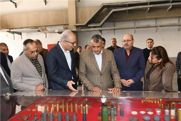 وزير الإنتاج الحربي يتفقد مراحل التصنيع بشركة أبو زعبل