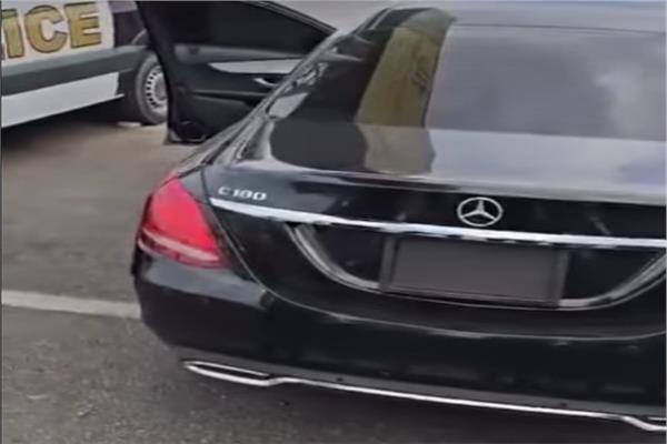 كشف ملابسات قيام قائد سيارة باستبدال اللوحات المعدنية 