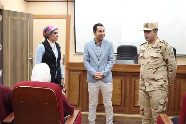  رئيس جامعة الأقصر تتفقد سير أعمال دورة التربية الوطنية للفتيات   