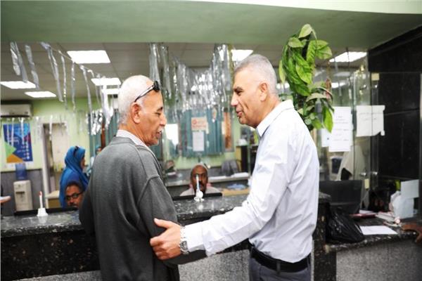 محافظ أسوان يتفقد منظومة العمل بالمركز التكنولوجي الوحدة المحلية بإدفو