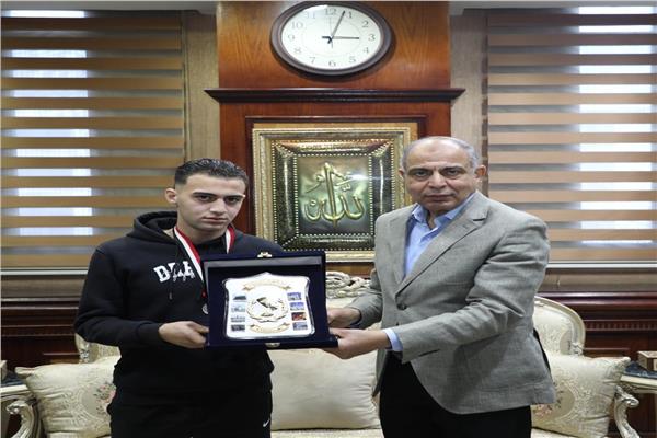 اثناء تسليم الدرع