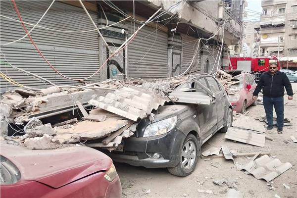 سقوط بروز قديم من عقار بالمنصورة يتسبب في تحطم 3 سيارات
