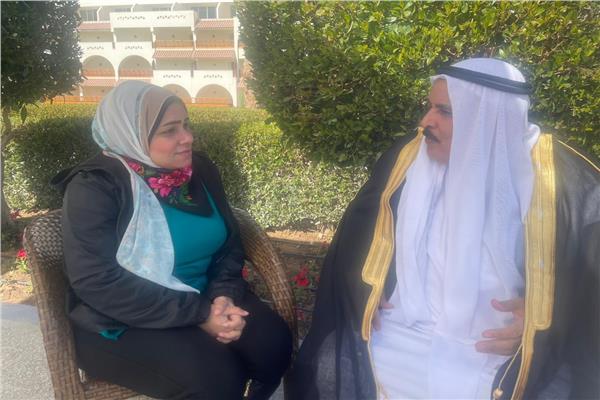 أحد شيوخ القبائل خلال لقاءه مع رئيس القسم العسكري ببوابة أخبار اليوم