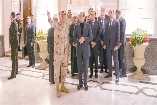 الرئيس عبد الفتاح السيسى يستمع لشرح عن أعمال التطوير بالمسجد