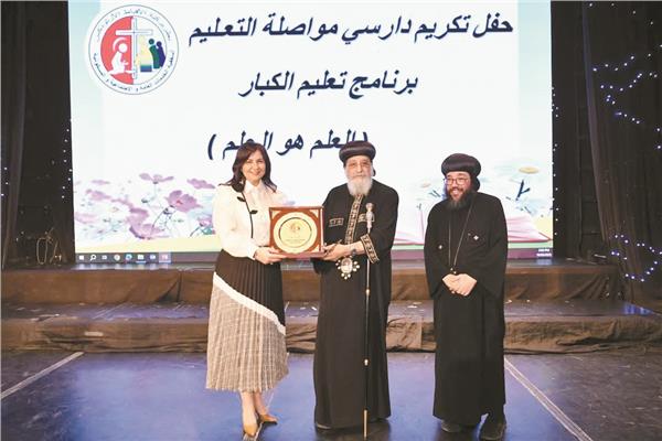 تكريم ٦٠٠ من برنامج تعليم الكبار