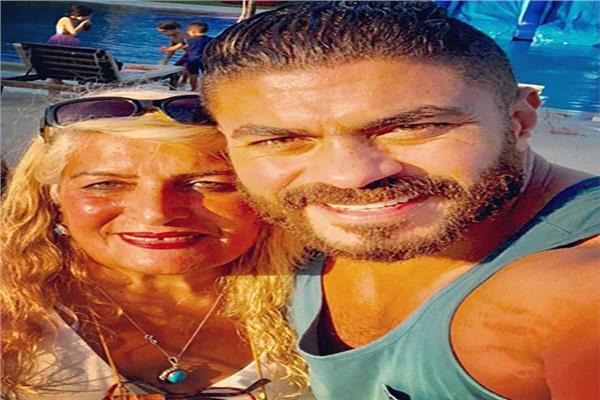 خالد سليم يحتفل بعيد الأم 