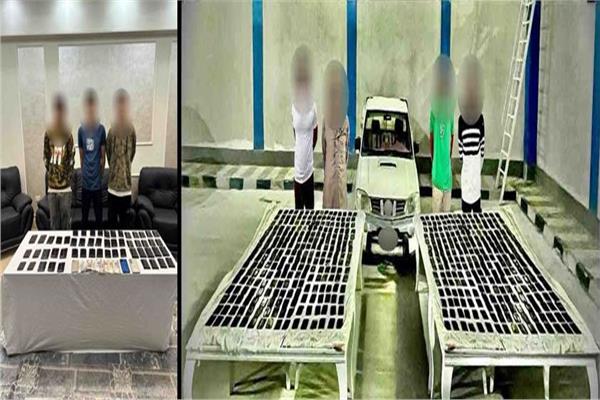 المتهمون وأمامهم المضبوطات
