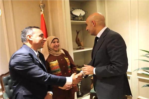 وزير التعليم يكرم الطالبة رضوى من ذوي الاحتياجات الخاصة لتفوقها الدراسي