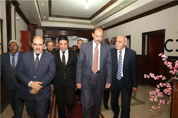 محافظ سوهاج يسلم 40 جهاز عروس للفتيات المقبلات على الزواج