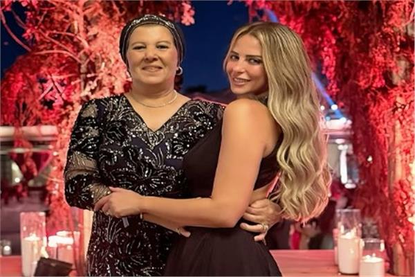 ريم مصطفى مع والدتها 
