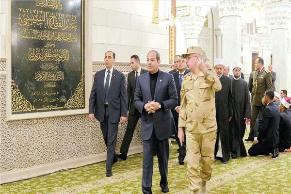 الرئيس السيسى خلال تفقده أعمال التطوير بمسجد السيدة نفيسة