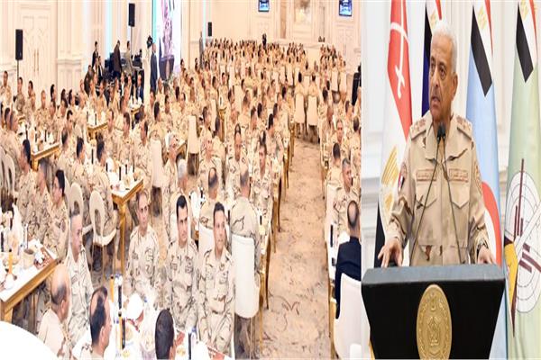 وزير الدفاع يشارك عددا من مقاتلى قوات الدفاع الجوى تناول وجبة الإفطار