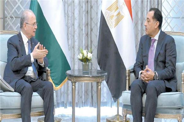 د. مدبولى خلال استقباله رئيس الوزراء الفلسطينى  «تصوير: اشرف شحاته»