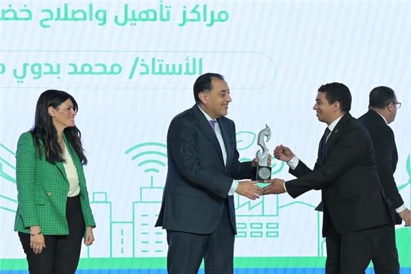 محافظ المنيا يهنئ محمد بدوي لفوزه بالمركز الثاني