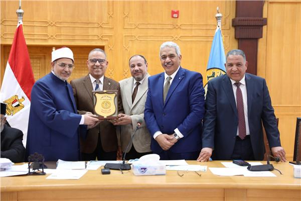 مجلس جامعة الأزهر يكرِّم عميد كلية الهندسة وأعضاء مكتب التميُّز