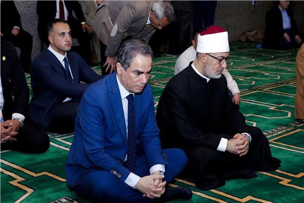  الشيخ أحمد نعينع يؤم الصلاة بحضور مفتي الجمهورية