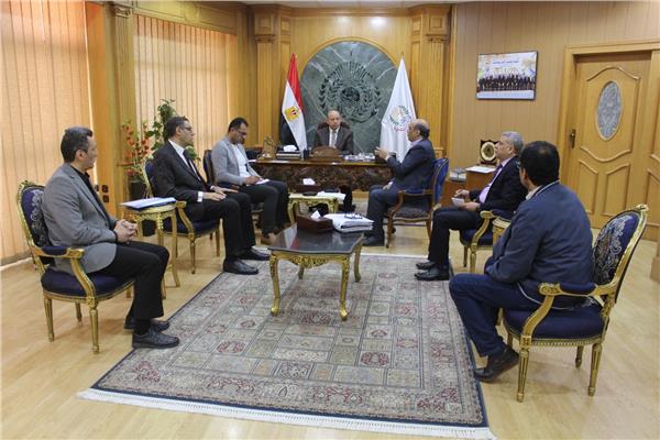 اجتماع رئيس جامعة المنصورة لمناقشة خطة تطوير مبنى الحروق وجراحات التجميل