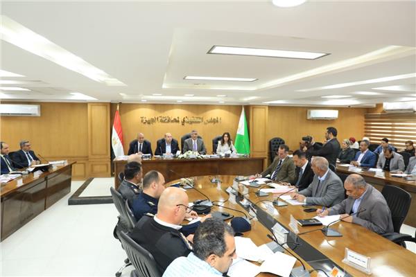 اجتماع محافظ الجيزة للوقوف على استعدادات الأحياء والمراكز لاستقبال عيد الفطر