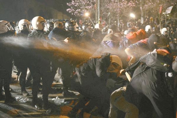 اشتباكات بين الشرطة والمتظاهرين بإسطنبول