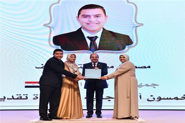 محافظ الغربية  تكريم أسرة من سجين الكوم بجائزة الأسرة القرآنية