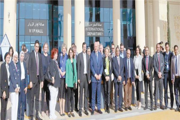 وفد الدبلوماسيين الأوروبيين فى صورة تذكارية عقب تفقدهم المطار