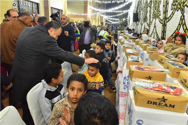 توزيع هدايا على أيتام أسيوط في إفطار "الطلاب أحباب الله" بمدرسة عزبة نصار بأبنوب