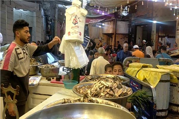اقبال المواطنين على شراء الرنجة والفسيخ