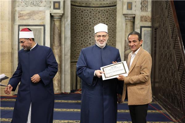 تكرم القائمين على شؤون الجامع الأزهر
