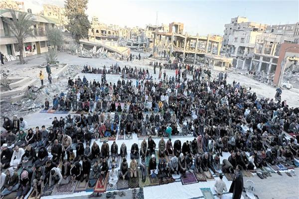 فلسطينيون يؤدون صلاة العيد وسط الأنقاض