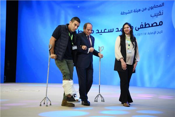 لافتة إنسانية.. الرئيس السيسي يحمل عكاز أحد مصابي الشرطة