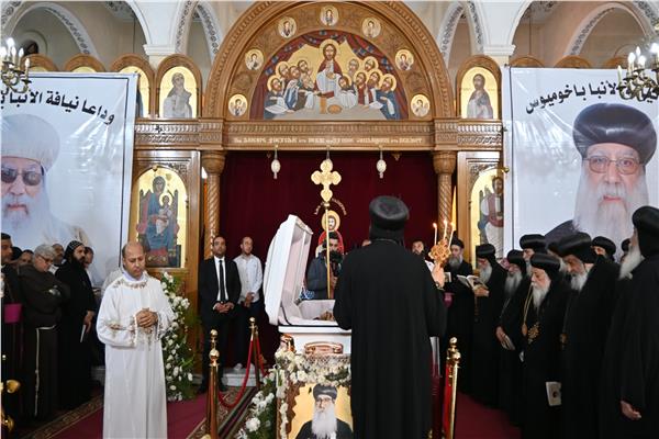 البابا تواضروس يترأس صلوات التجنيز للأنبا باخوميوس مطران البحيرة