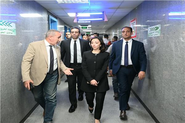 الدكتورة جاكلين عازر، محافظ البحيرة خلال الجولة