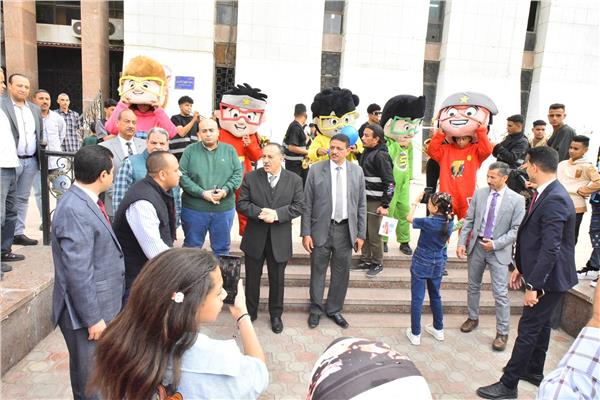محافظ أسيوط يشارك المواطنين احتفالهم بعيد الفطر ويشهد عروضاً فنية