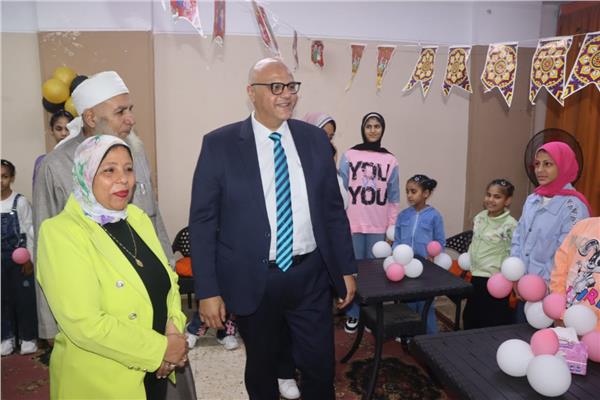 محافظ القليوبية يرسم البهجة على وجوه الأيتام والمسنين ويُقدم لهم التهنئة في أول أيام عيد الفطر