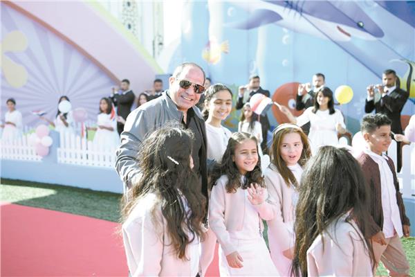 الرئيس السيسى خلال احتفال العيد مع عدد من أبناء الشهداء والمصابين