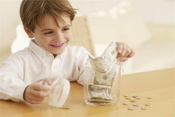 طريقة تعامل طفلك مع العيدية 