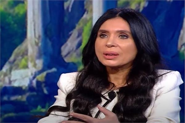 الفنانة دينا 
