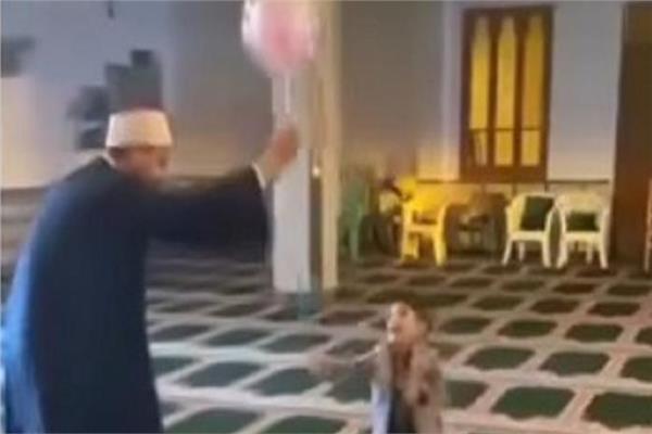  شيخ يلعب مع الأطفال في إحد مساجد الأسماعلية