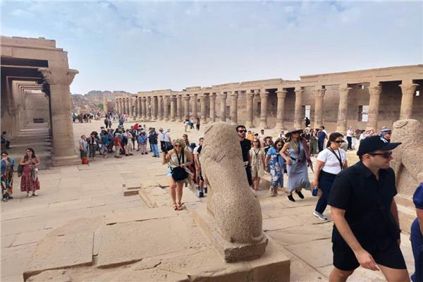 الأفواج السياحية والزائرين على المناطق الأثرية والمزارات السياحية