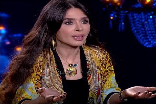 الفنانة دينا