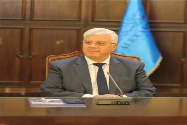  الدكتور أيمن عاشور