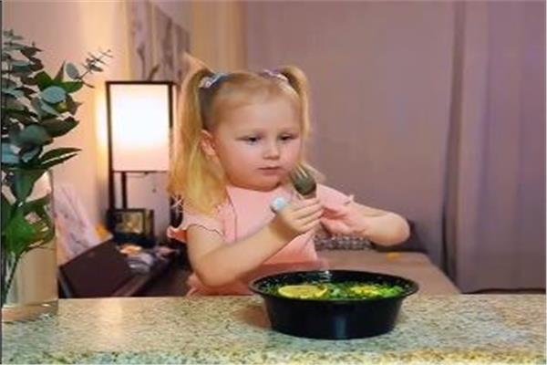 طفلة روسية تتذوق الطعام العربي