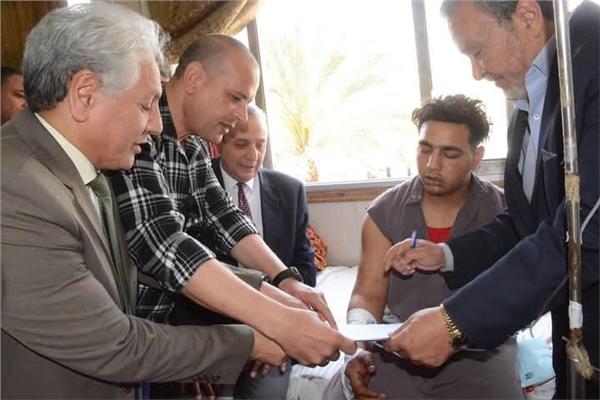 وزير العمل  محمد جبران بتوفير فرصة عمل لضحية هجوم نمر مفترس