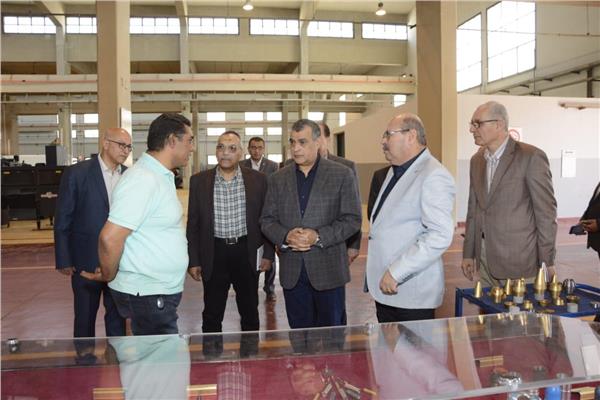 الوزير يتابع الإنتاج خلال الجولة داخل أبو زعبل للكيماويات المتخصصة
